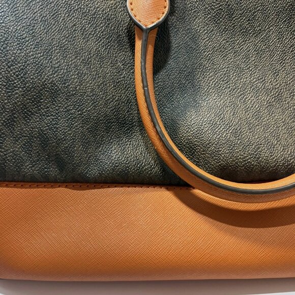 Michael Kors Savannah Large Shoulder Bag - Picture 3 of 16